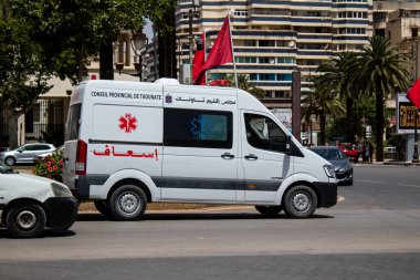 Fez, Fas - 14 Haziran 2022 Fas 'taki Coronavirus salgını sırasında Fez sokaklarından geçen ambulans