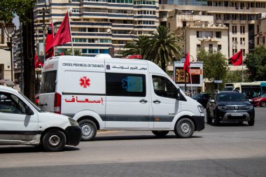 Fez, Fas - 14 Haziran 2022 Fas 'taki Coronavirus salgını sırasında Fez sokaklarından geçen ambulans