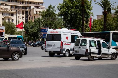 Fez, Fas - 14 Haziran 2022 Fas 'taki Coronavirus salgını sırasında Fez sokaklarından geçen ambulans