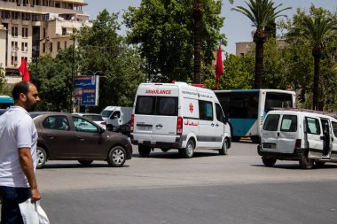 Fez, Fas - 14 Haziran 2022 Fas 'taki Coronavirus salgını sırasında Fez sokaklarından geçen ambulans