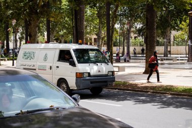 Fez, Fas - 14 Haziran 2022 Fas 'taki Coronavirus salgını sırasında Fez sokaklarından geçen ambulans