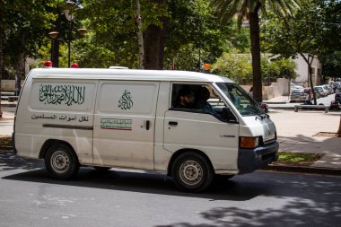 Fez, Fas - 14 Haziran 2022 Fas 'taki Coronavirus salgını sırasında Fez sokaklarından geçen ambulans