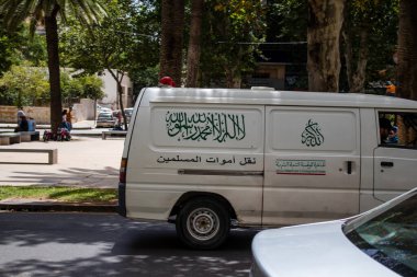 Fez, Fas - 14 Haziran 2022 Fas 'taki Coronavirus salgını sırasında Fez sokaklarından geçen ambulans