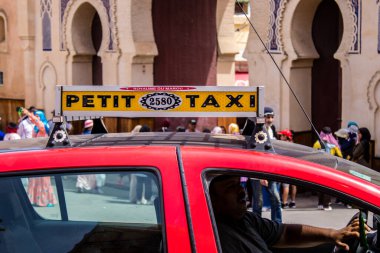 Fez, Fas - 14 Haziran 2022 Fas Coronavirus salgını sırasında Fez sokaklarında sürerken maske takmak zorunludur.