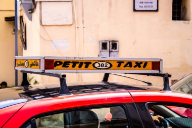 Fez, Fas - 14 Haziran 2022 Fas Coronavirus salgını sırasında Fez sokaklarında sürerken maske takmak zorunludur.