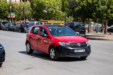 Fez, Fas - 14 Haziran 2022 Fas Coronavirus salgını sırasında Fez sokaklarında sürerken maske takmak zorunludur.