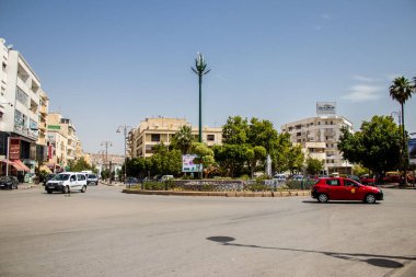 Fez, Fas - 14 Haziran 2022 Fas Coronavirus salgını sırasında Fez sokaklarında sürerken maske takmak zorunludur.