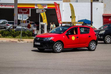 Fez, Fas - 14 Haziran 2022 Fas Coronavirus salgını sırasında Fez sokaklarında sürerken maske takmak zorunludur.