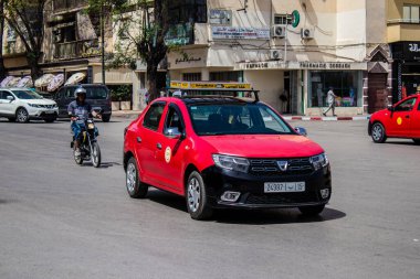 Fez, Fas - 14 Haziran 2022 Fas Coronavirus salgını sırasında Fez sokaklarında sürerken maske takmak zorunludur.
