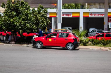 Fez, Fas - 14 Haziran 2022 Fas Coronavirus salgını sırasında Fez sokaklarında sürerken maske takmak zorunludur.