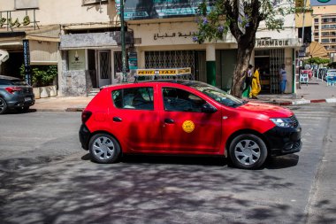 Fez, Fas - 14 Haziran 2022 Fas Coronavirus salgını sırasında Fez sokaklarında sürerken maske takmak zorunludur.