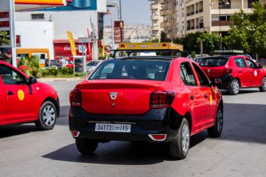 Fez, Fas - 14 Haziran 2022 Fas Coronavirus salgını sırasında Fez sokaklarında sürerken maske takmak zorunludur.