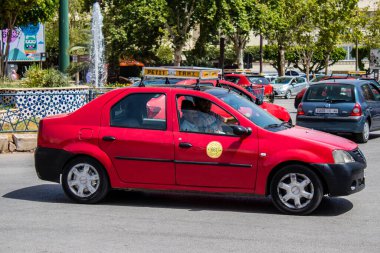 Fez, Fas - 14 Haziran 2022 Fas Coronavirus salgını sırasında Fez sokaklarında sürerken maske takmak zorunludur.