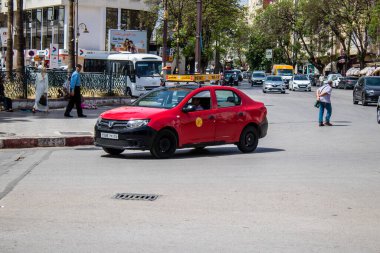 Fez, Fas - 14 Haziran 2022 Fas Coronavirus salgını sırasında Fez sokaklarında sürerken maske takmak zorunludur.