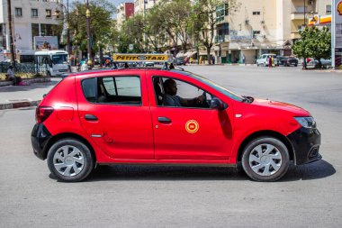 Fez, Fas - 14 Haziran 2022 Fas Coronavirus salgını sırasında Fez sokaklarında sürerken maske takmak zorunludur.