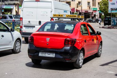 Fez, Fas - 14 Haziran 2022 Fas Coronavirus salgını sırasında Fez sokaklarında sürerken maske takmak zorunludur.