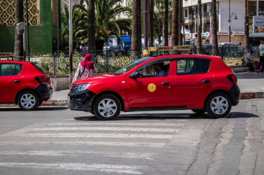 Fez, Fas - 14 Haziran 2022 Fas Coronavirus salgını sırasında Fez sokaklarında sürerken maske takmak zorunludur.