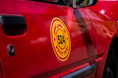 Fez, Fas - 14 Haziran 2022 Fas Coronavirus salgını sırasında Fez sokaklarında sürerken maske takmak zorunludur.