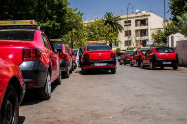 Fez, Fas - 14 Haziran 2022 Fas Coronavirus salgını sırasında Fez sokaklarında sürerken maske takmak zorunludur.
