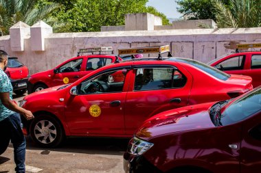 Fez, Fas - 14 Haziran 2022 Fas Coronavirus salgını sırasında Fez sokaklarında sürerken maske takmak zorunludur.