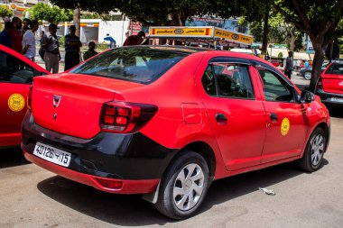 Fez, Fas - 14 Haziran 2022 Fas Coronavirus salgını sırasında Fez sokaklarında sürerken maske takmak zorunludur.