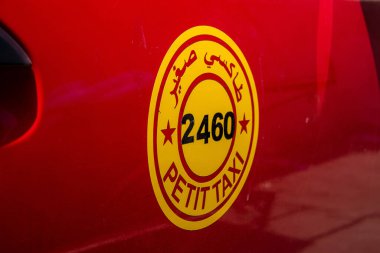 Fez, Fas - 14 Haziran 2022 Fas Coronavirus salgını sırasında Fez sokaklarında sürerken maske takmak zorunludur.