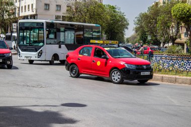 Fez, Fas - 14 Haziran 2022 Fas Coronavirus salgını sırasında Fez sokaklarında sürerken maske takmak zorunludur.