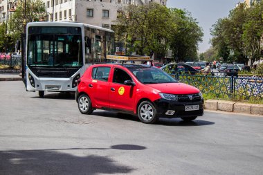 Fez, Fas - 14 Haziran 2022 Fas Coronavirus salgını sırasında Fez sokaklarında sürerken maske takmak zorunludur.