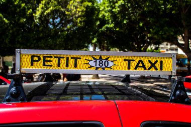 Fez, Fas - 14 Haziran 2022 Fas Coronavirus salgını sırasında Fez sokaklarında sürerken maske takmak zorunludur.