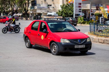 Fez, Fas - 14 Haziran 2022 Fas Coronavirus salgını sırasında Fez sokaklarında sürerken maske takmak zorunludur.
