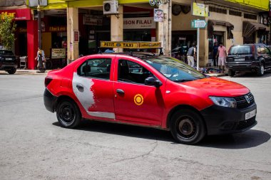 Fez, Fas - 14 Haziran 2022 Fas Coronavirus salgını sırasında Fez sokaklarında sürerken maske takmak zorunludur.