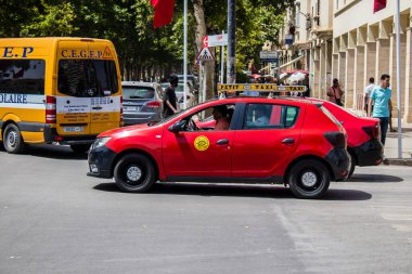Fez, Fas - 14 Haziran 2022 Fas Coronavirus salgını sırasında Fez sokaklarında sürerken maske takmak zorunludur.