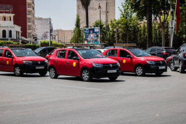 Fez, Fas - 14 Haziran 2022 Fas Coronavirus salgını sırasında Fez sokaklarında sürerken maske takmak zorunludur.