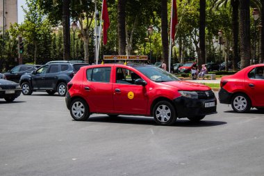 Fez, Fas - 14 Haziran 2022 Fas Coronavirus salgını sırasında Fez sokaklarında sürerken maske takmak zorunludur.