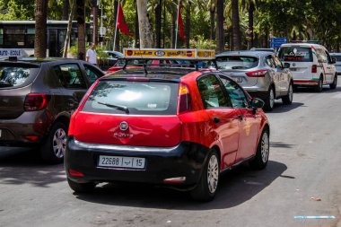 Fez, Fas - 14 Haziran 2022 Fas Coronavirus salgını sırasında Fez sokaklarında sürerken maske takmak zorunludur.