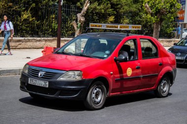 Fez, Fas - 14 Haziran 2022 Fas Coronavirus salgını sırasında Fez sokaklarında sürerken maske takmak zorunludur.