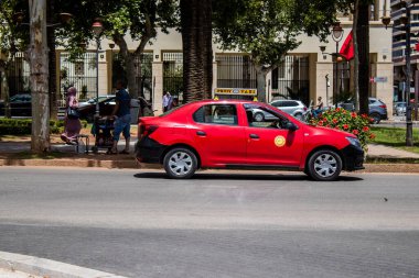 Fez, Fas - 14 Haziran 2022 Fas Coronavirus salgını sırasında Fez sokaklarında sürerken maske takmak zorunludur.