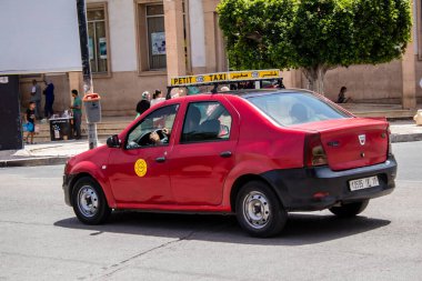 Fez, Fas - 14 Haziran 2022 Fas Coronavirus salgını sırasında Fez sokaklarında sürerken maske takmak zorunludur.