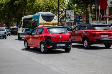 Fez, Fas - 14 Haziran 2022 Fas Coronavirus salgını sırasında Fez sokaklarında sürerken maske takmak zorunludur.