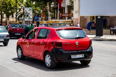 Fez, Fas - 14 Haziran 2022 Fas Coronavirus salgını sırasında Fez sokaklarında sürerken maske takmak zorunludur.