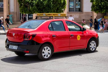 Fez, Fas - 14 Haziran 2022 Fas Coronavirus salgını sırasında Fez sokaklarında sürerken maske takmak zorunludur.