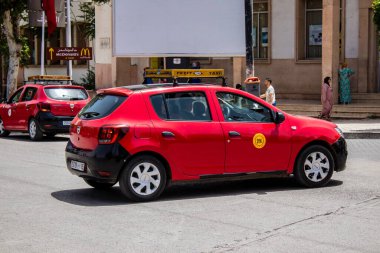 Fez, Fas - 14 Haziran 2022 Fas Coronavirus salgını sırasında Fez sokaklarında sürerken maske takmak zorunludur.