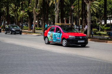 Fez, Fas - 14 Haziran 2022 Fas Coronavirus salgını sırasında Fez sokaklarında sürerken maske takmak zorunludur.