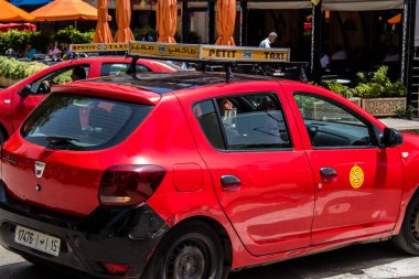 Fez, Fas - 14 Haziran 2022 Fas Coronavirus salgını sırasında Fez sokaklarında sürerken maske takmak zorunludur.