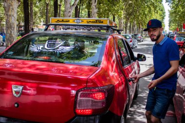 Fez, Fas - 14 Haziran 2022 Fas Coronavirus salgını sırasında Fez sokaklarında sürerken maske takmak zorunludur.