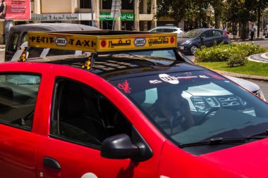 Fez, Fas - 14 Haziran 2022 Fas Coronavirus salgını sırasında Fez sokaklarında sürerken maske takmak zorunludur.