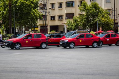 Fez, Fas - 14 Haziran 2022 Fas Coronavirus salgını sırasında Fez sokaklarında sürerken maske takmak zorunludur.