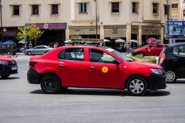 Fez, Fas - 14 Haziran 2022 Fas Coronavirus salgını sırasında Fez sokaklarında sürerken maske takmak zorunludur.