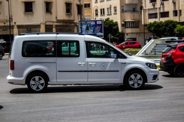 Fez, Fas - 14 Haziran 2022 Fas Coronavirus salgını sırasında Fez sokaklarında sürerken maske takmak zorunludur.
