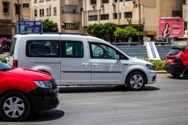 Fez, Fas - 14 Haziran 2022 Fas Coronavirus salgını sırasında Fez sokaklarında sürerken maske takmak zorunludur.